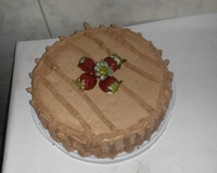 Bolo de chocolate com recheio de morango