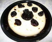 Manjar branco com calda de ameixa preta