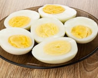 Sem água, nem panela: o jeito mais prático de fazer ovo cozido que quase ninguém usa