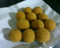 Bolinho de milho recheado com queijo parmesão
