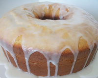 Bolo de limão fofinho com calda açucarada é o quitute perfeito para degustar com o cafezinho da tarde!