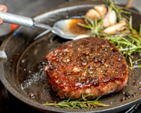 Não fique virando o bife toda hora: a dica do TudoGostoso para uma carne mais suculenta é muito simples