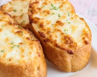 Uma receita de pão de alho e queijo crocante e delicioso em menos de 15 minutos