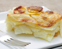 Vi um chef francês fazer, testei e agora só preparo batatas assim: fatias finas, crosta dourada e aroma amanteigado