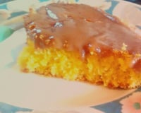 Bolo de cenoura com calda de chocolate