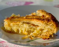 Já ouviu falar de tiropita? Essa torta grega recheada com queijo vai te surpreender! 