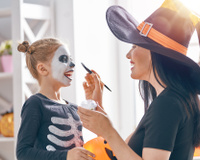 Por que usamos fantasia no Halloween e quais são as roupas mais tradicionais da festa?