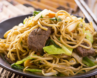 Yakissoba de carne com legumes do ED