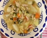 Sopa de frango desfiado com legumes