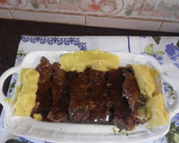 Steak sauce sur du bois