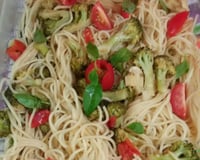 Cabelo de anjo ao alho com brócolis