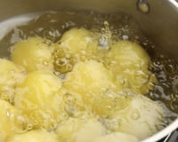 O que você deve adicionar à água ao cozinhar batatas: Elas cozinham mais rápido e ficam mais saborosas