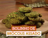 Bolinho de brócolis assado
