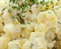 Elimine a maionese da sua salada de batata: esse ingrediente a torna mais cremosa e saborosa