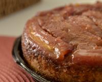 Veja como fazer um bolo molhadinho de banana rápido e com uma cobertura deliciosamente fácil de fazer e de comer