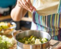 Sal na hora errada? Veja como temperar corretamente seus alimentos de acordo com o prato
