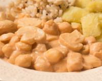 Não se limite às saladas: esse strogonoff de grão-de-bico é a receita vegetariana fácil e rápida que você vai amar