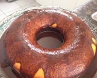 Bolo de cenoura com calda de chocolate que derrete na boca
