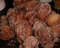 Bolinho de chuva com banana e canela