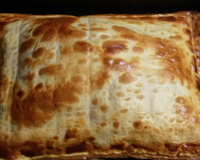 Rocambole de presunto e queijo com massa de pastel