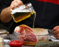 Por que a cerveja amacia a carne? Descubra como usar a bebida como tempero!