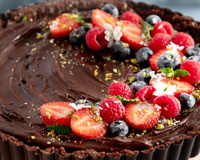 Receita de torta de brigadeiro rápida é perfeita para quem tem pressa de comer um docinho