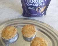 Empadinha com farofa de cebola