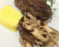 Filé mignon com cogumelos e musseline de mandioquinha