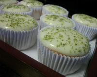 Bolinho de limão com cobertura de leite condensado