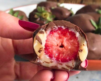 Nada de morango do amor: bombom de morango é a delícia fácil de fazer que vai alegrar o seu fim de semana