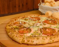 Pizza com borda de pão de queijo