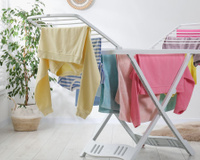 Pare de insistir em estender a roupa no varal para secar! Uma chinesa especialista em organização ensina 3 dicas para "economizar 200 horas por ano" e ignorar o clima