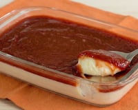 Romeu e Julieta de travessa cremoso com pedaço na colher