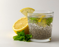 É por isso que eu bebo água de chia todos os dias; saiba como fazer e armazenar do jeito certo