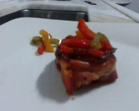 Aro de bacon com antepasto de pimentões
