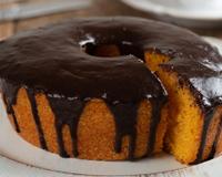 Bolo de cenoura no forno, na airfryer ou no micro-ondas: 3 receitas deliciosas pra você fazer do jeito que achar mais fácil