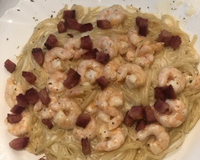 Macarrão ao molho branco com bacon e camarão