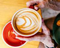 Será que os idosos devem beber café? Pesquisas relacionam Alzheimer e Parkinson, doenças comuns entre os idosos