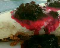 Torta Galak com calda de frutas vermelhas