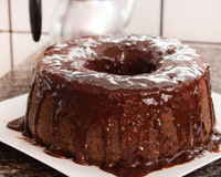 A receita de sucesso que faço em todo aniversário: bolo de chocolate fofinho e molhadinho