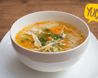 Canja de galinha quentinha com sabor de comida de mãe: essa é a receita especial da minha infância que faço sempre que esfria