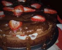 Pão de ló de chocolate com recheio e cobertura