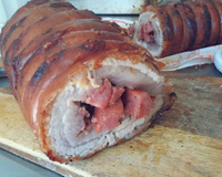 Pancetta recheada com linguiça, bacon e farofa de cebola Yoki