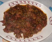 Polenta com carne e talo de espinafre