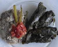 Charuto de couve acompanhado com risoto