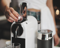 Já é clima de Black Friday e a clássica cafeteira Dolce Gusto está com mais de 40% OFF