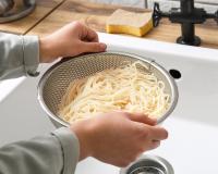 Não escorra a água de cozimento do macarrão na pia: isso é o que você deve fazer com esse líquido que vale ouro