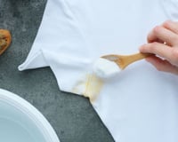 Camisetas brancas amareladas e manchas de suor são coisa do passado: basta adicionar um comprimido do seu armário de remédios à lavagem de roupa