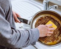 Chega de riscar suas panelas ao remover o queimado do fundo: esse é o truque para resolver o problema sem danificar o material