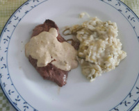 Filé mignon ao molho de mostarda com risoto de alho-poró